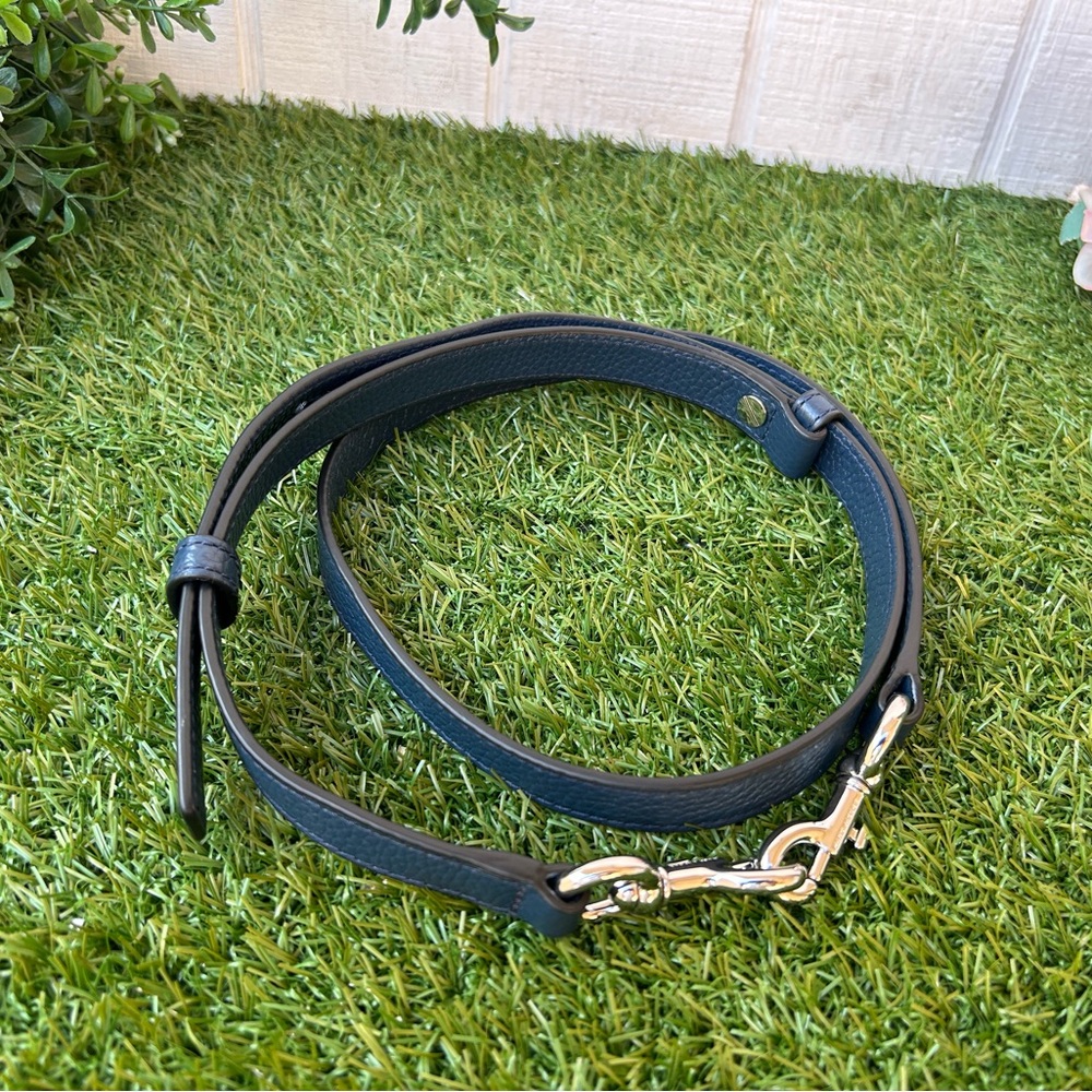 MARC Jacobs silver hardware 
Blue leather strap New